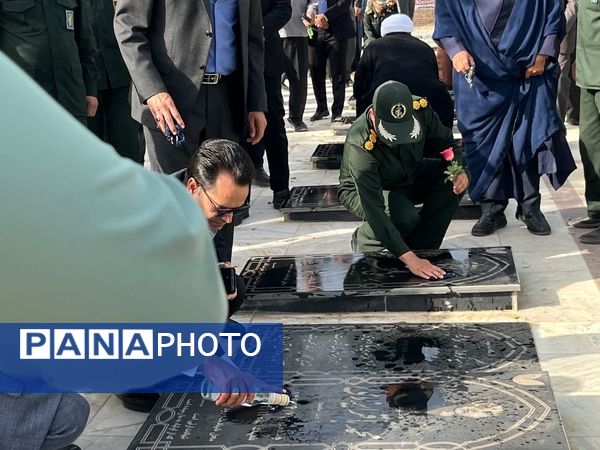  غبار روبی مسئولین از مزار شهدای روستای دهنو خلیل آباد 