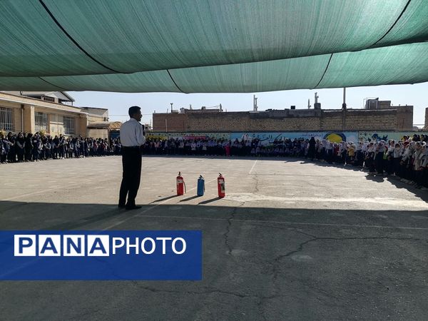 آموزش اطفاء حریق در مدرسه ناهید نخودی