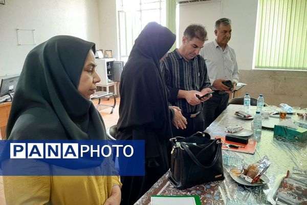 جلسه انجمن اولیا و هیات امنا در مدرسه پویش ناحیه ۳ شیراز