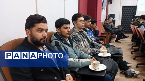 دیدار صمیمی دانش‌آموزان گلستان با مدیر شبکه آموزش ملی 