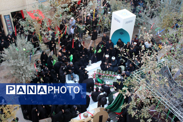 جلوه‌هایی از حضور نوجوانان در مراسم تشییع و خاکسپاری شهدای گمنام