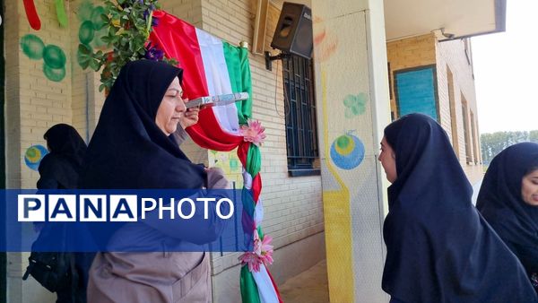 با آغاز سال تحصیلی جدید زنگ مهر و ایثار در دبیرستان موفقیان نظرآباد به صدا درآمد