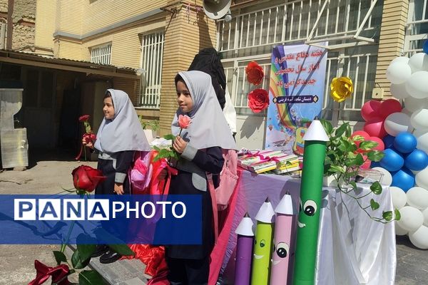 مراسم جشن شکوفه‌‎ها در دبستان شاهد حاج تقی آقا بزرگ مشهد 