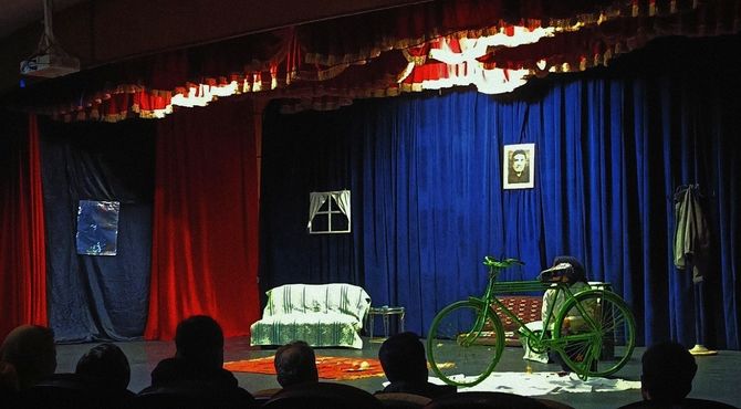 نمایش «دوچرخه»، عشق مادری میان ترس و تهدید