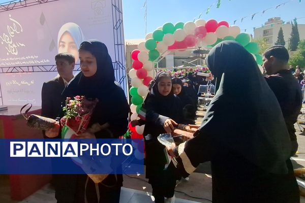 آیین نواختن زنگ مدرسه با شروع سال تحصیلی جدید 