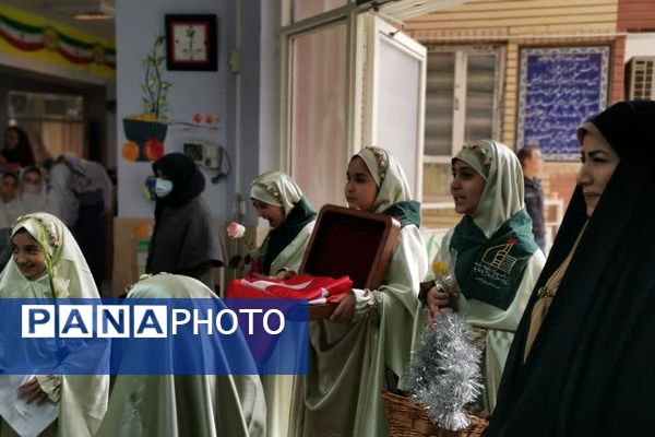 پرچم متبرک امام حسین(ع) میهمان دانش‌آموزان مدرسه زنده‌یاد قمصری