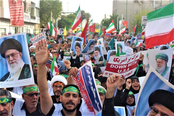 حماسه حضور نوجوانان کفن‌پوش قمی در راهپیمایی «عهد خون»