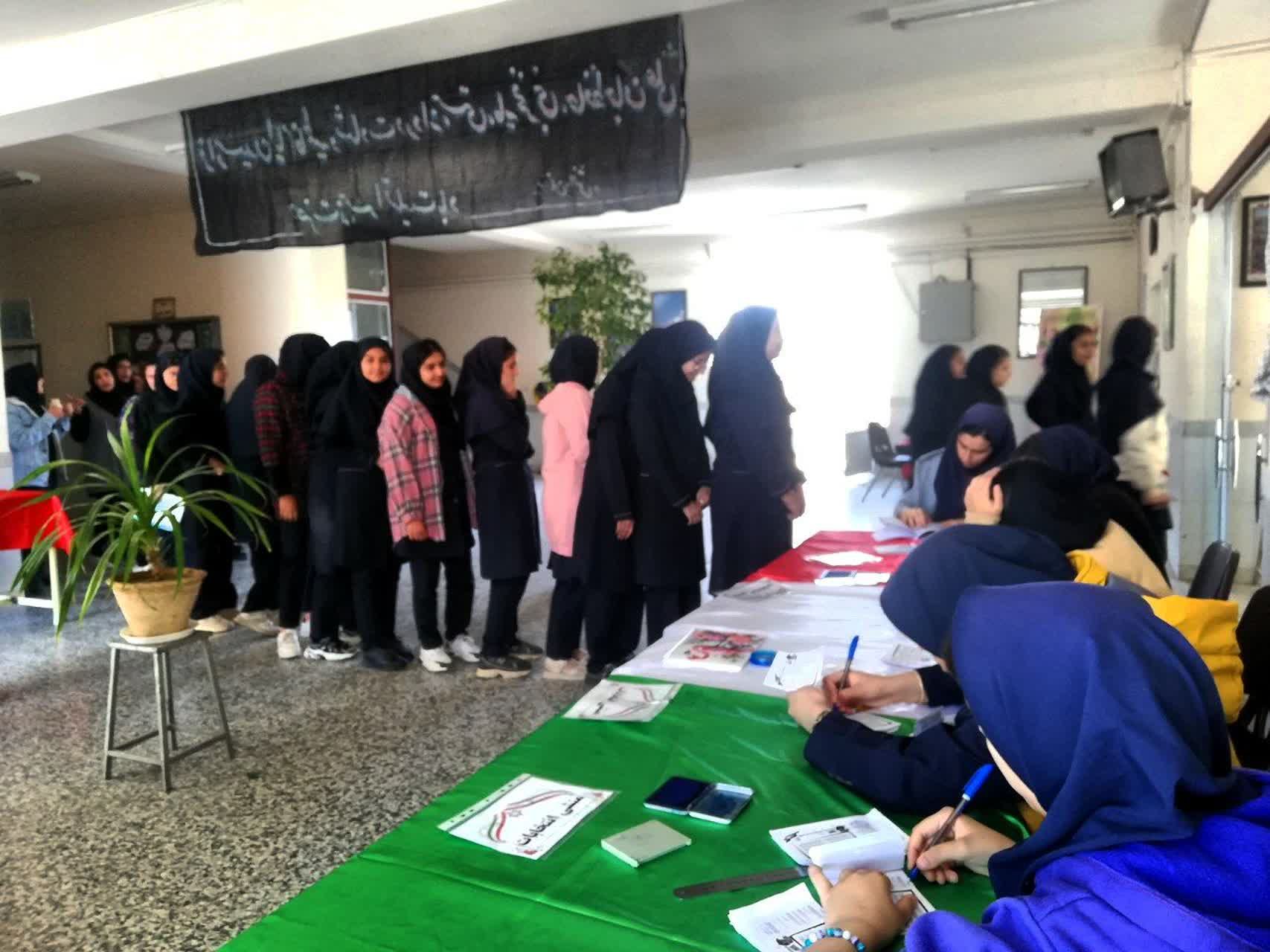 انتخابات شورای دانش‌آموزی در هنرستان دخترانه دانش