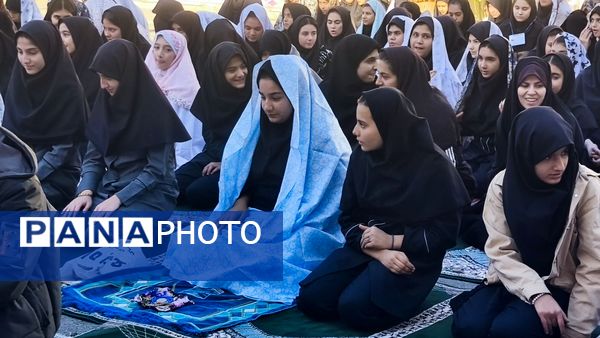 نماز جماعت باران در آموزشگاه شهید فتحی‌پور ناحیه یک شهرستان بهارستان