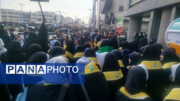 حضور پرشور دانش آموزان مشهد مقدس در راهپیمایی یوم‌الله ۱۳ آبان 