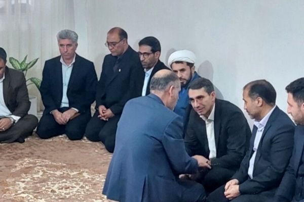 دلجویی سید عیسی سهرابی از خانواده معلمان جان‌باخته در سانحه رانندگی کوهنانی