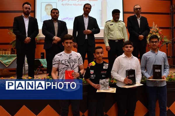 تجلیل از پسران ممتاز دبیرستان امام رضا در بهارستان‌دو