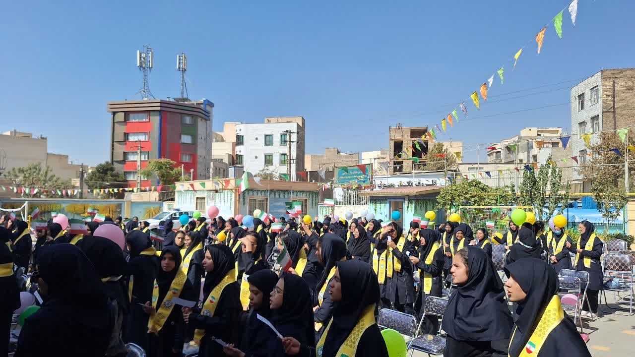 آیین متمرکز استانی جشن عاطفهها در دبیرستان فرزانگان یک ناحیه یک کرج