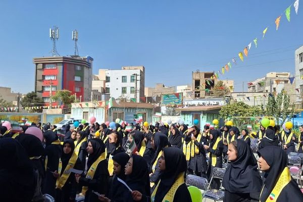 آیین متمرکز استانی جشن عاطفه‌ها‌ در دبیرستان فرزانگان یک ناحیه یک کرج 