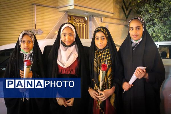تجلیل دانش‌آموزان بندرعباسی از خانواده شهید در آستانه میلاد حضرت زهرا(س)