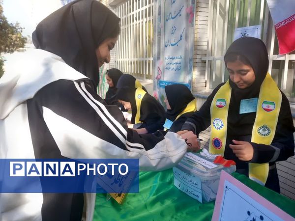 انتخابات شورای دانش آموزی در دبیرستان دخترانه فرهیختگان 