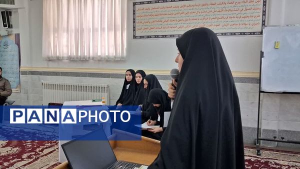 برپایی مناظره دانش‌آموزی در دبیرستان حضرت خدیجه (س) جعفرآباد قم