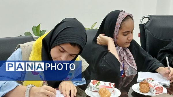 دیدار رئیس سازمان دانش‌آموزی و دانش‌آموزان پیشتاز و خبرنگاران پانا با رئیس سازمان تأمین اجتماعی محمودآباد 