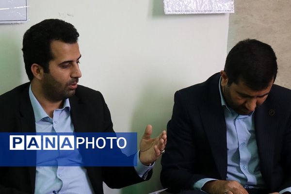 میز خدمت ویژه فرهنگیان در شهرستان پاکدشت به‌مناسبت گرامیداشت هفته معلم 