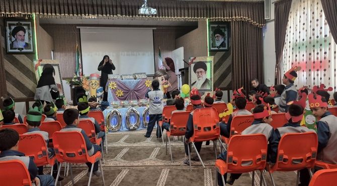 هزار دلیل برای شادی در دبستان شاهد آقا مصطفی خمینی کاشمر