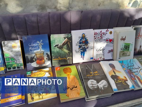 برپایی نمایشگاه کتاب در دبیرستان سلاله ناحیه یک کرج 