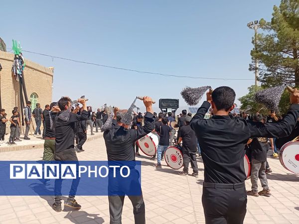 عزاداری هیئت زنجیر زنی روستای نقاب در روز اربعین