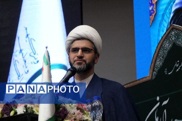 آیین تجلیل از برگزیدگان چهل و دومین دوره مسابقات فرهنگی و هنری دانش‌آموزان شهر تهران