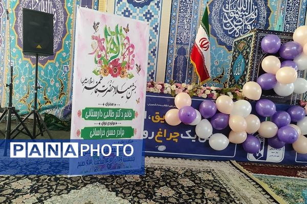 دکلمه‌خوانی دانش‌آموزان در مقابل مادران شهرستان قدس به‌مناسبت روز مادر