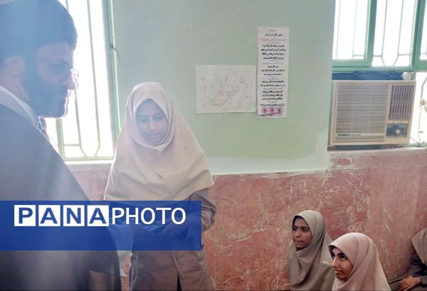 نماز جماعت در آموزشگاه شکوه زاویه فین