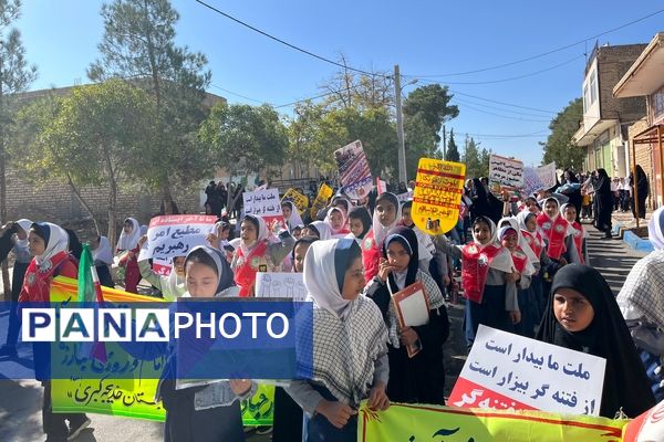 حضور حماسی دانش‌آموزان در راهپیمایی باشکوه ۱۳ آبان ماه در سورمق