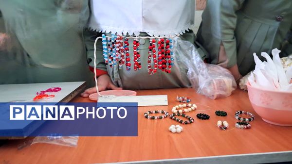 بازارچه مادر دختری با دست‌سازه‌های دانش‌آموزی 