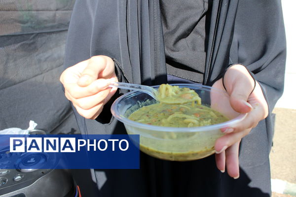 توزیع آش نذری ایام فاطمیه در دبیرستان سردار شهید قاسم سلیمانی