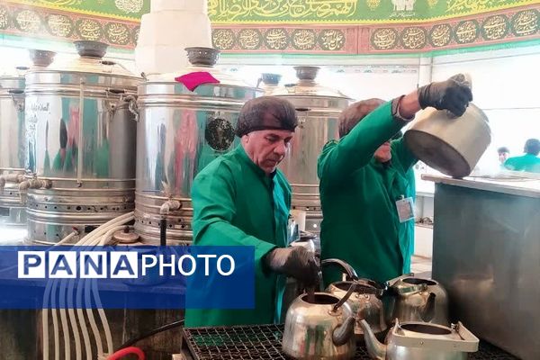 حضور خادمان اصفهانی در چایخانه امام رضا«ع» مشهد