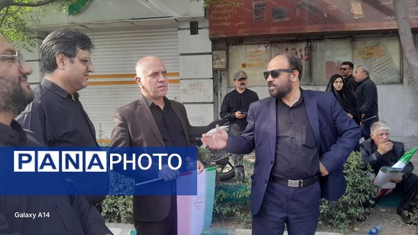 تشییع پیکرهای مطهر فرماندهان بر دستان مردم قدرشناس 