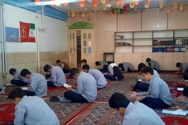   برگزاری امتحانات در دبیرستان هیات امنایی رازی 