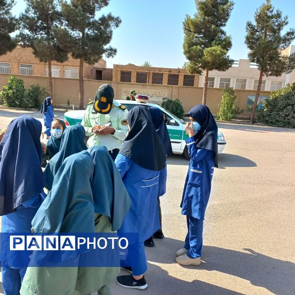 حضور ماموران نیروی انتظامی در دبستان حاج فرج عبداللهی اردکان