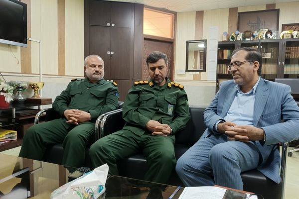  فرمانده سپاه بندرعباس با مدیر آموزش و پرورش ناحیه یک دیدار کرد 