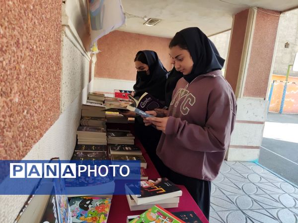  نمایشگاه کتاب به مناسبت هفته کتاب و کتابخوانی در آموزشگاه شهدای معلم ۲