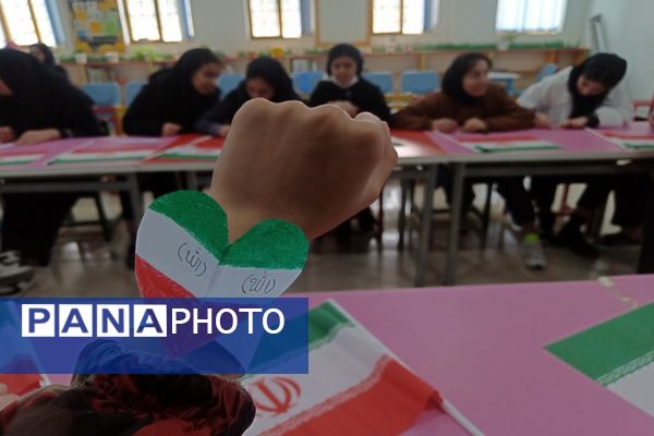 بازدید دانش‌آموزان دبیرستان عفت از کانون پرورش فکر کودکان و نوجوانان پارس‌آباد