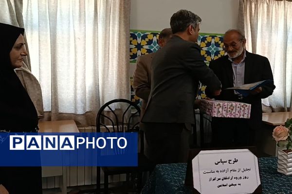 مراسم تجلیل و تکریم مقام آزاده در دبیرستان شاهد شهید حمامی ناحیه ۶ مشهد