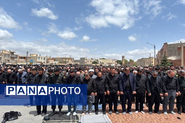 اقامه نماز ظهر عاشورا و آیین تعزیه‌خوانی در اردبیل 