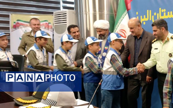 جمعی از دانش‌آموزان استان البرز به عنوان همیار پلیس انتخاب شدند