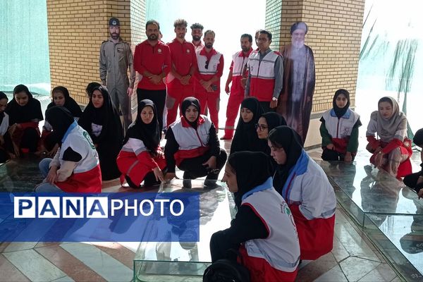 رژه اقتدار هلال‌احمری‌ها در شهرستان پیشوا به مناسبت هفته دفاع مقدس