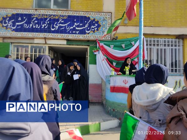 نواختن زنگ انقلاب در دبیرستان نوید ناحیه ۵ مشهد