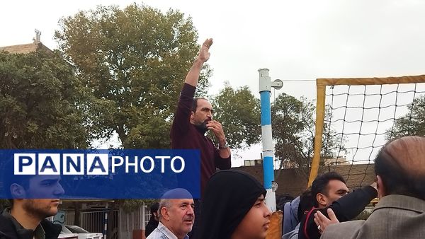 مسابقه والیبال بین دو تیم منتخب دبیران و منتخب دانش آموزان در دبیرستان شاهد ابوذر غفاری 