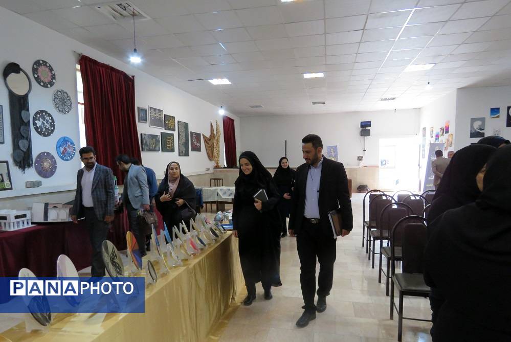 برپایی نمایشگاه آثار هنرجویان هنرستان های منطقه پردیس به مناسبت هفته مشاغل