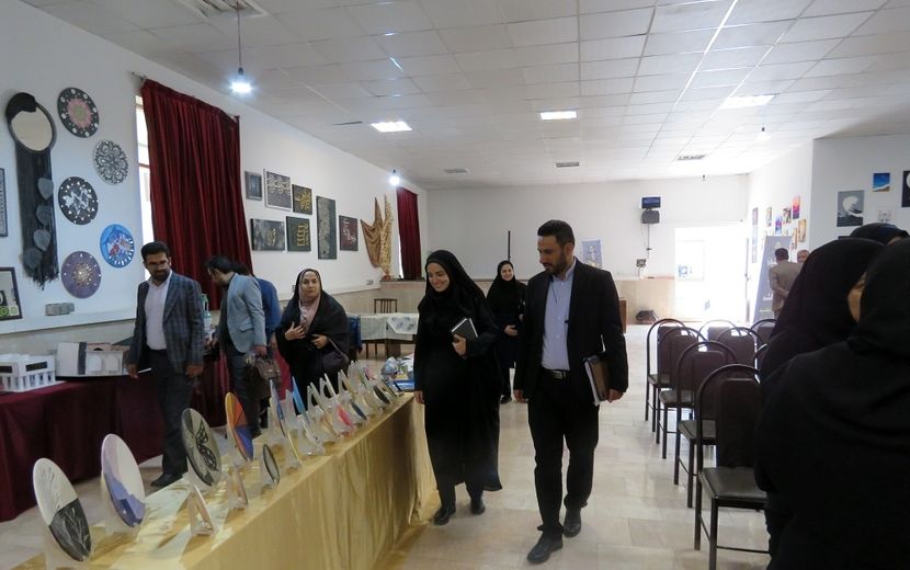 برپایی نمایشگاه آثار هنرجویان هنرستان های منطقه پردیس به مناسبت هفته مشاغل
