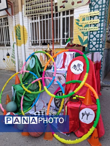 حرکات ورزشی و نمایشی در افتتاحیه المپیاد درون مدرسه‌ای