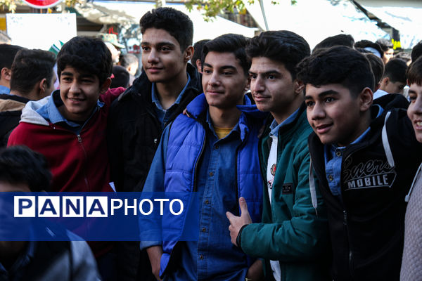 حضور پرشور دانش آموزان زنجانی در راهپیمایی ۱۳ آبان
