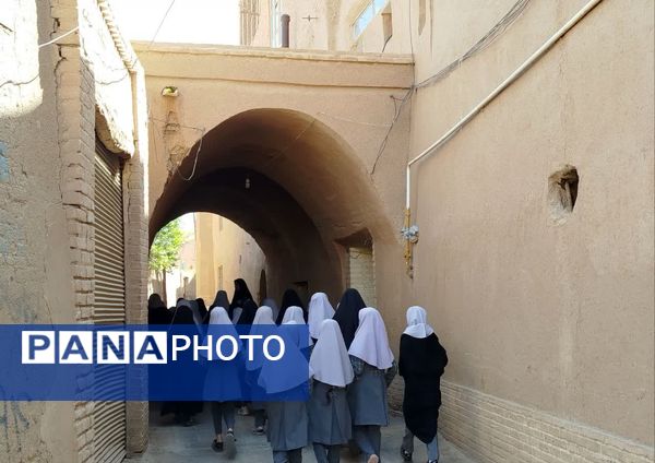 بازدید دانش‌آموزان میبدی از بافت سنتی شهرستان 